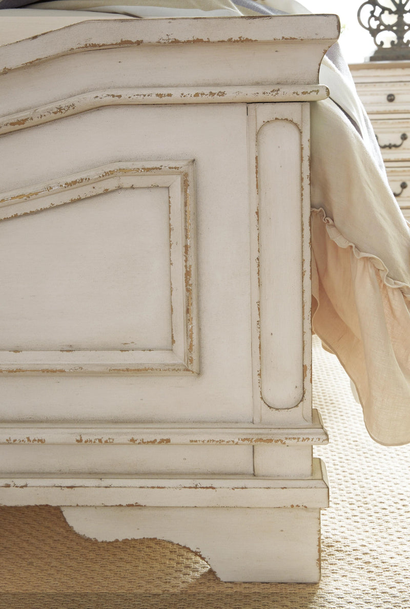 Realyn Bedroom Set