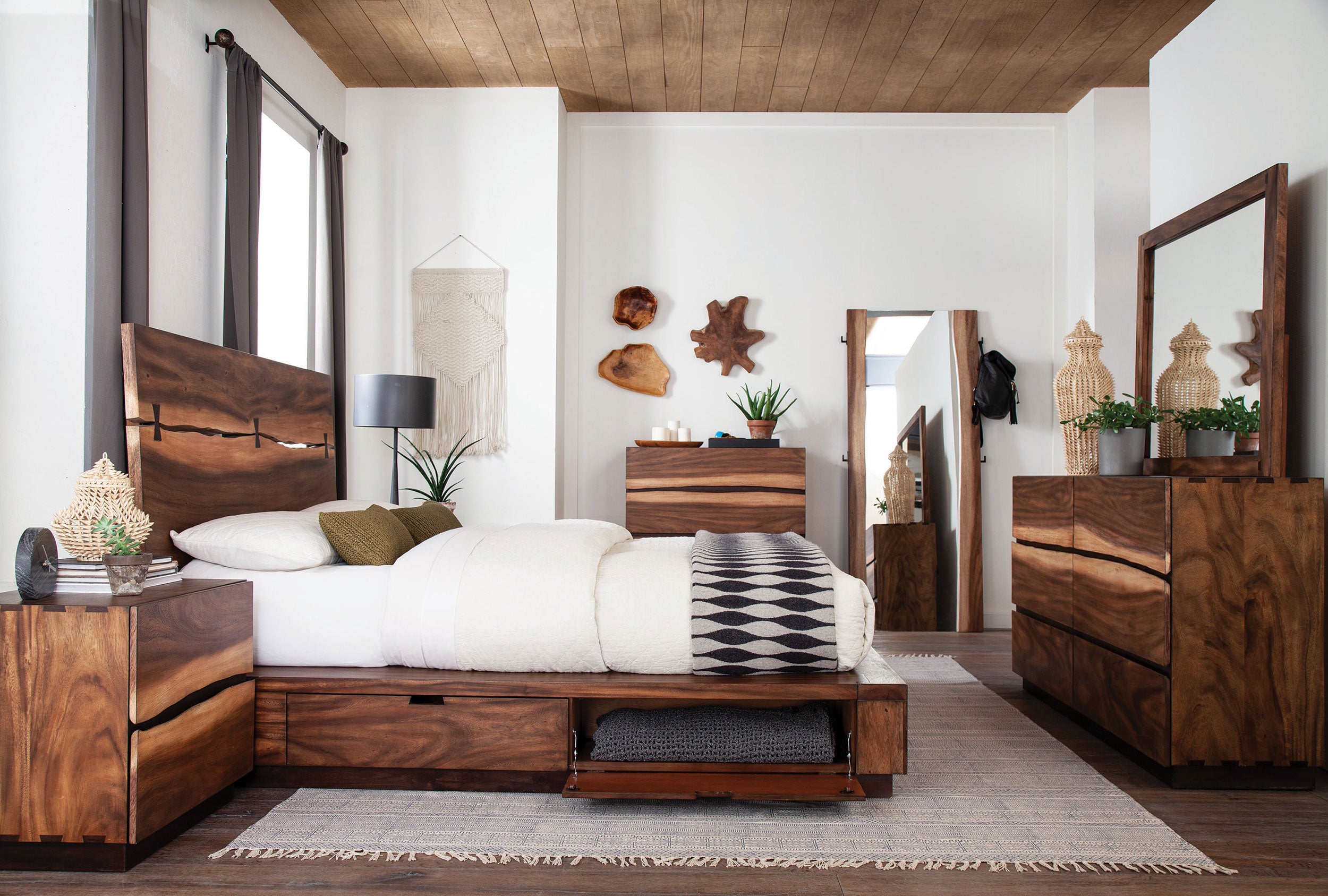 Garza Furniture Winslow Panel Platform Storage Bed